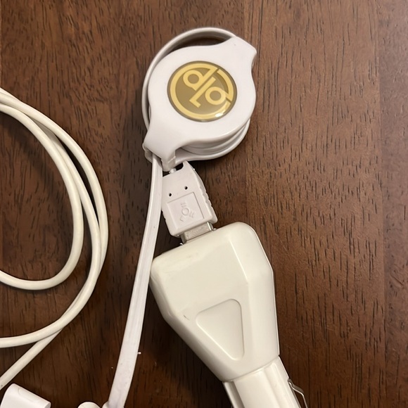 Apple 30-pin dock connector iphone chargers, 1 USB charger and 1 car charger - Picture 3 of 4